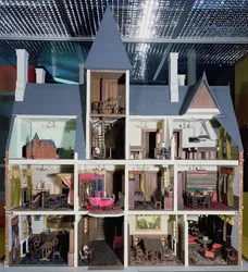 Interieur van Victoriaans Gotisch poppenhuis, 1875